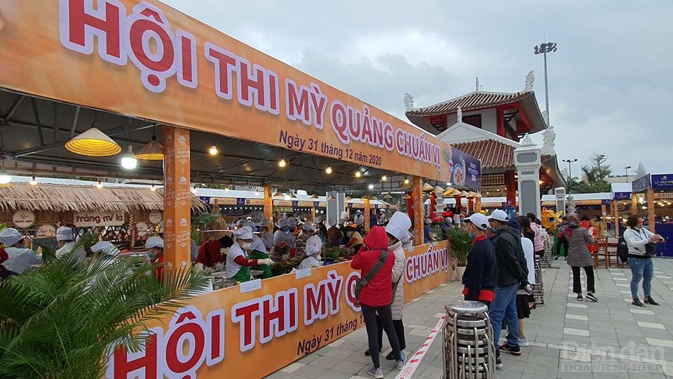 Từ sớm các gian hàng của cuộc thi nấu mỳ Quảng đã có nhiêu người đến theo dõi.