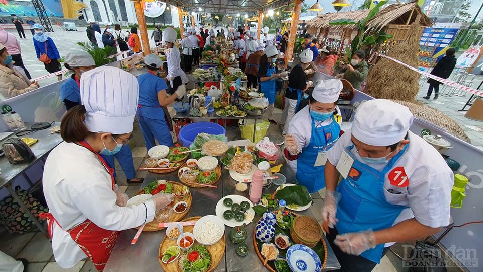 Với 20 đội thi