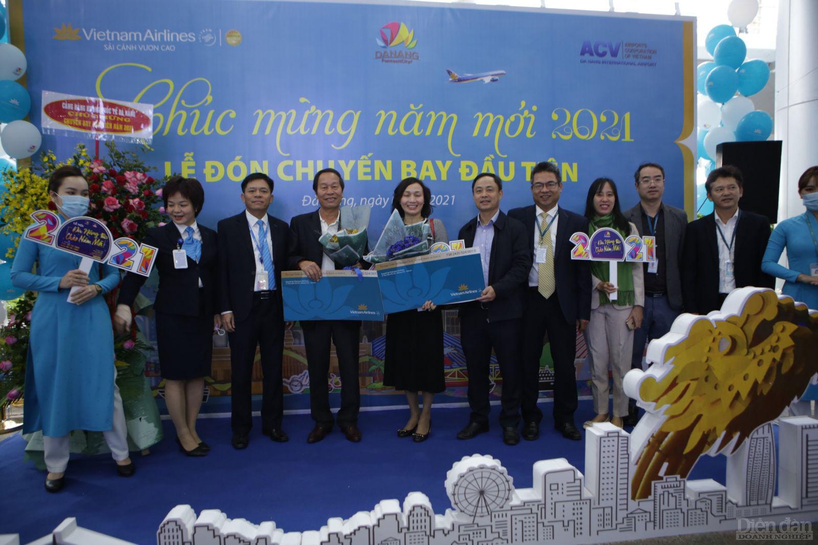 TP. Đà Nẵng tổ chức đón chào những hành khách trên chuyến bay đầu tiên đến thành phố.