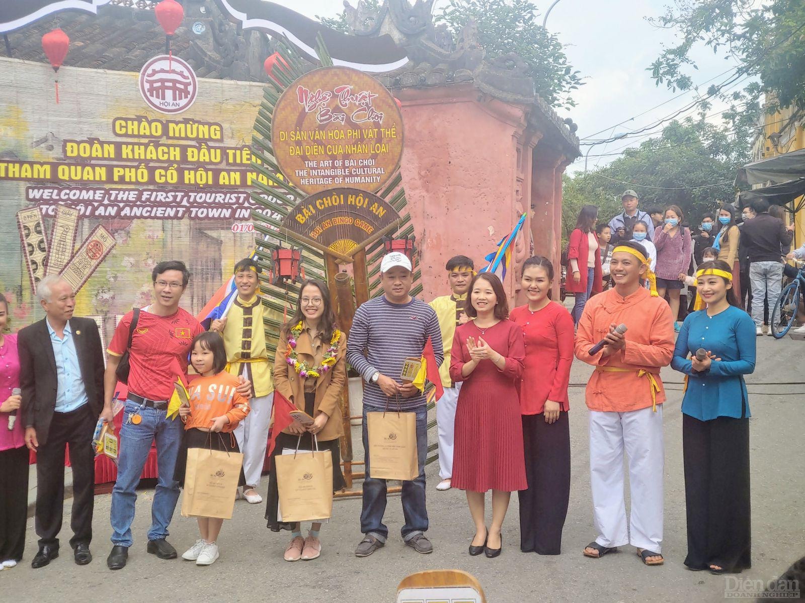 Hầu hết khách du lịch đều tỏ ra thích thú và nhiệt tình tham gia các trò chơi.
