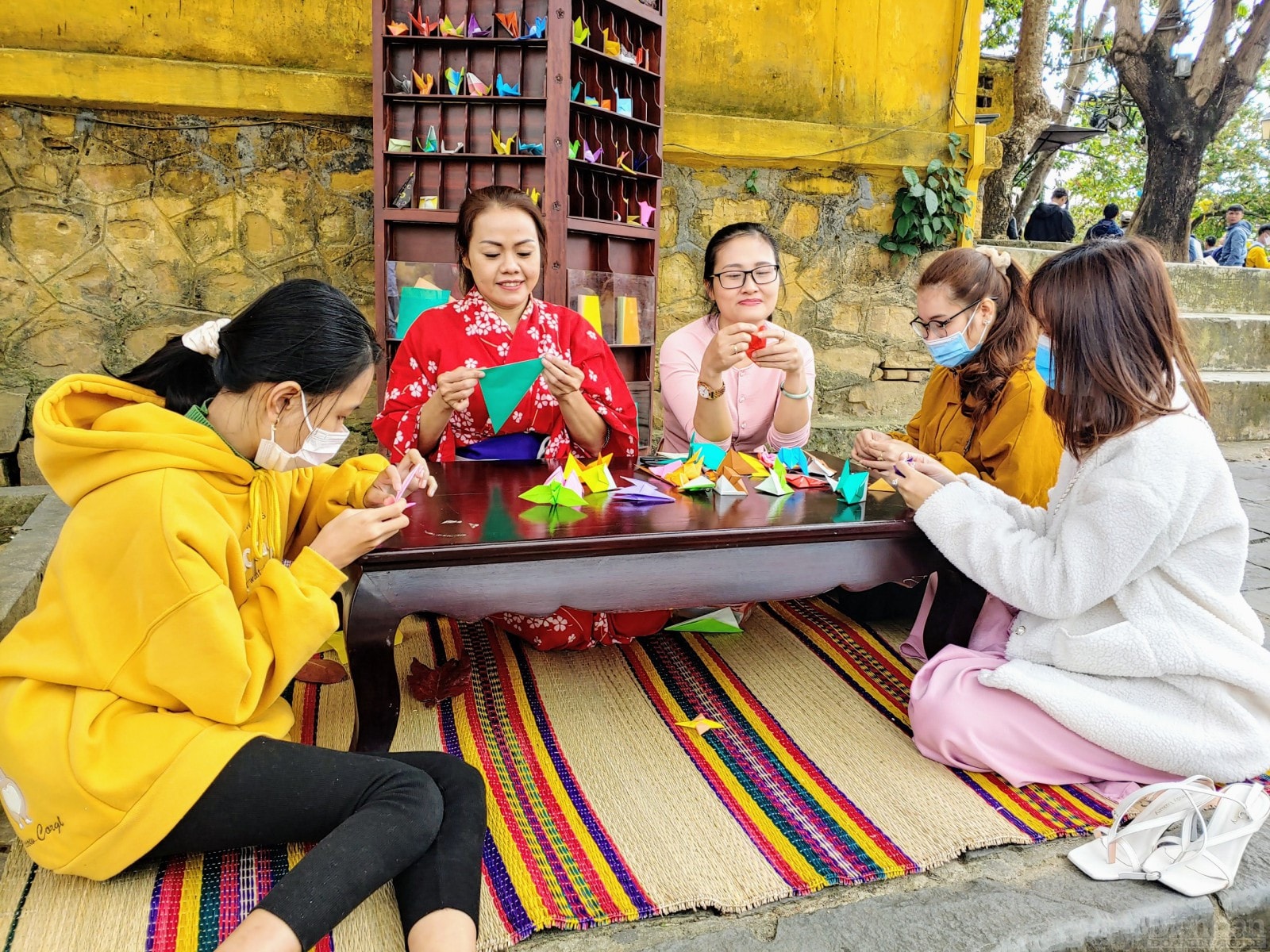 Khu vực các trò chơi dân gian cũng tthu hút được lượng người tham gia khá đông.