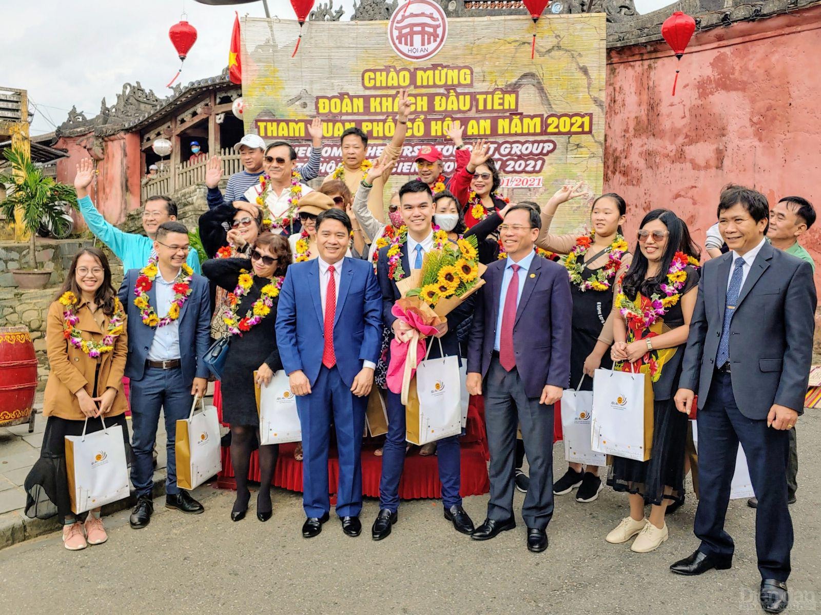 Đoàn khách du lịch đầu tiên đến Hội An trong năm 2021 được lãnh đạo tỉnh, Sở VH-TT-DL và TP.Hội An tổ chức chào đón, tặng quà.
