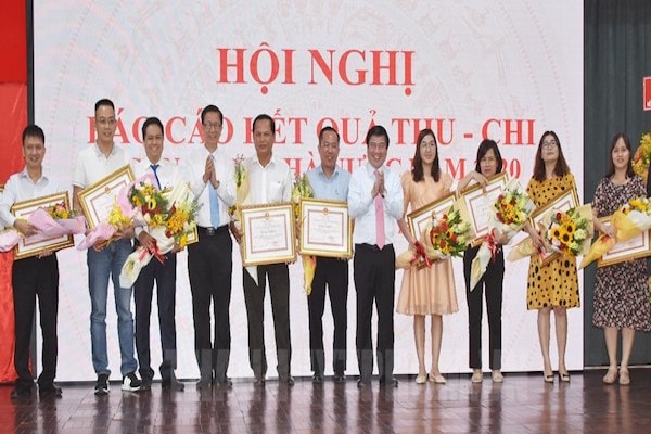 UBND TPHCM tặng Bằng khen cho một số sở, ngành, quận, huyện có thành tích trong việc thu ngân sách năm 2020