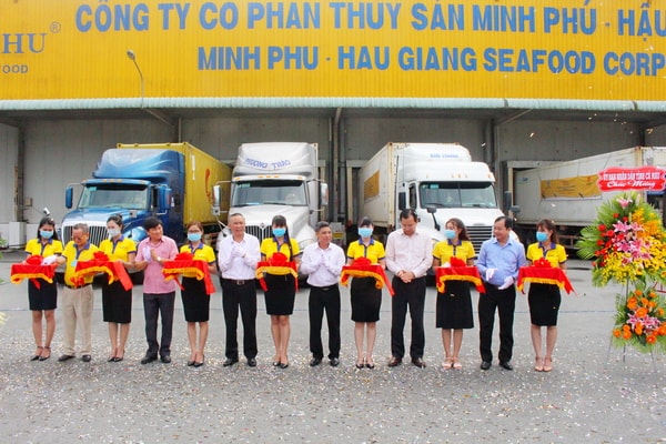 Các đại biểu thực hiện nghi thức cắt băng xuất khẩu lô tôm đầu tiên năm 2021.