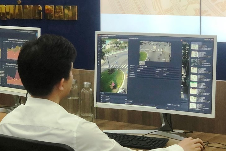 hệ thống điều hành xử lý những vấn đề bất cập của người dân tại cơ sở qua hệ thống này, người dân hoặc các tổ chức chỉ cần chụp hình, quay video gửi lên ứng dụng chuyển đến Trung tâm IOC Quảng Nam thông qua hệ thống Quảng Nam trực tuyến