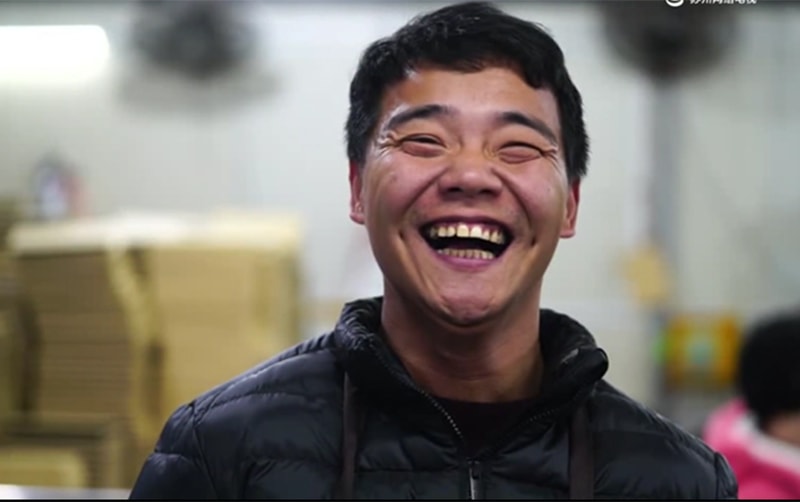 Lu Hong năm nay 41 tuổi.