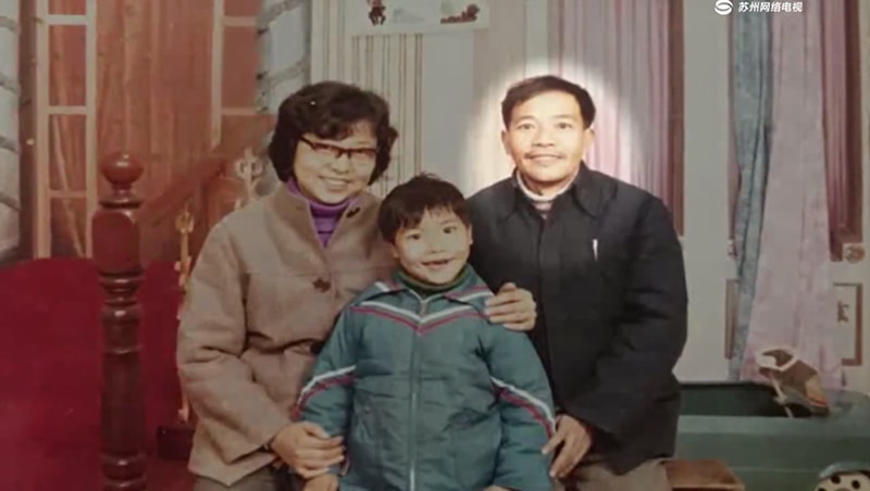 Bức ảnh chụp cùng bố mẹ của Lu Hong ngày còn nhỏ.