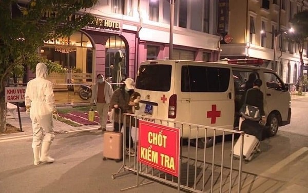 BCĐ phòng, chống dịch TP Hạ Long thực hiện các biện pháp phòng dịch tại khách sạn của gia đình bệnh nhân Đ.T.N