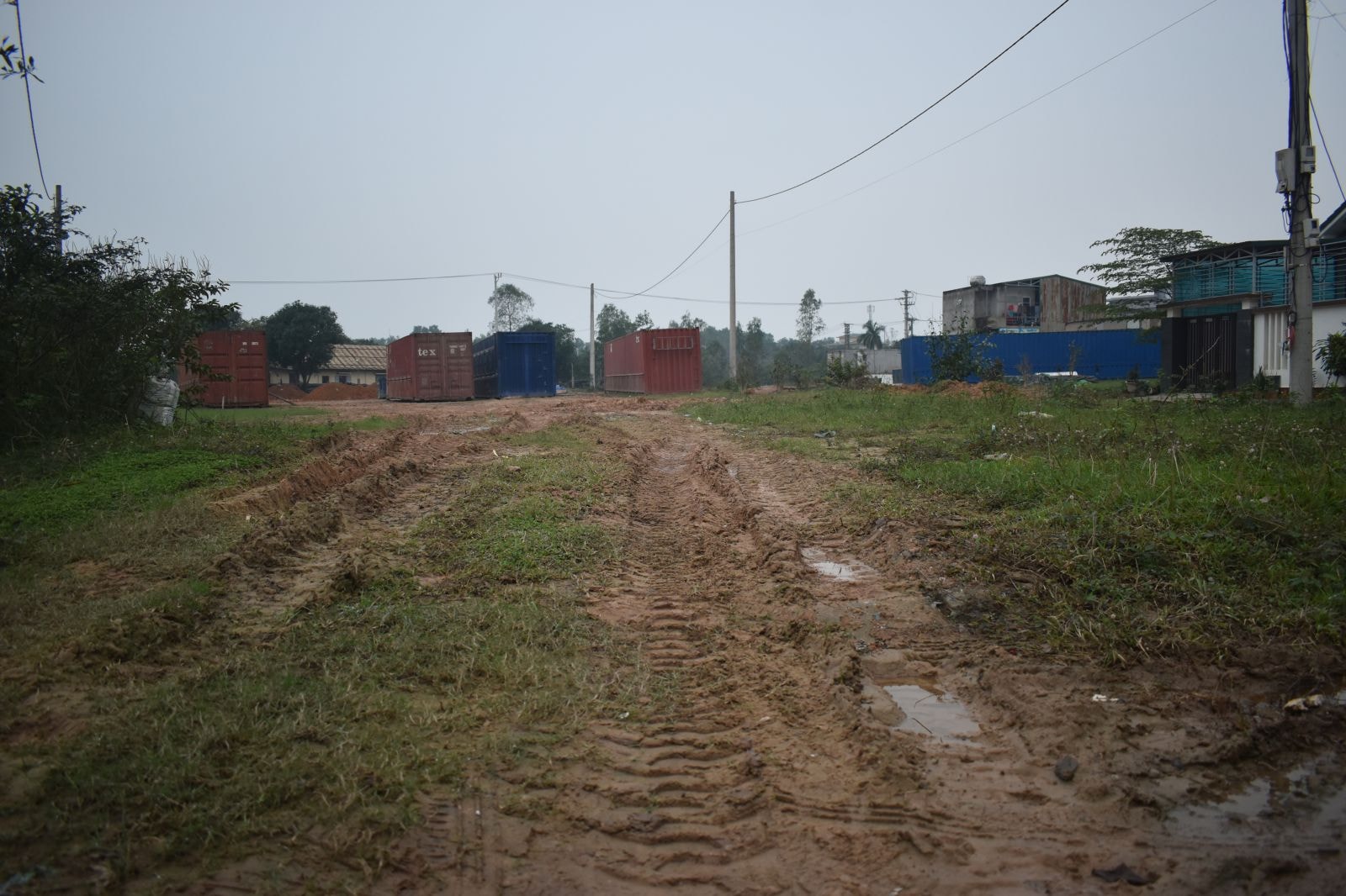 Khu dân cư bị biến thành bãi tập kết container