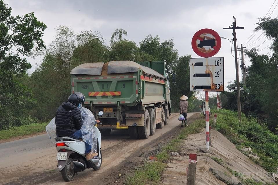 Những chiếc xe chở cát có ngọn vẫn hằng ngày cày nát đường quê Quảng Nam.