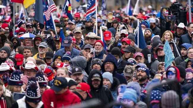 Người biểu tình ủng hộ ông Trump bên ngoài tòa nhà Quốc hội Mỹ. Ảnh: Reuters.