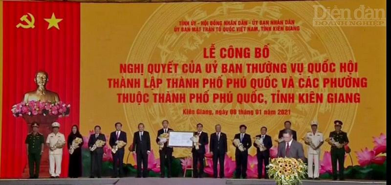 Phó thủ trướng Trương Hòa Bình và Phó chủ tịch QH Uông Chu Lưu trao Nghị quyết của UBTV Quốc hội về thành lập TP. Phú Quôc cho lãnh đạo tỉnh Kiên Giang và TP. Phú Quốc.