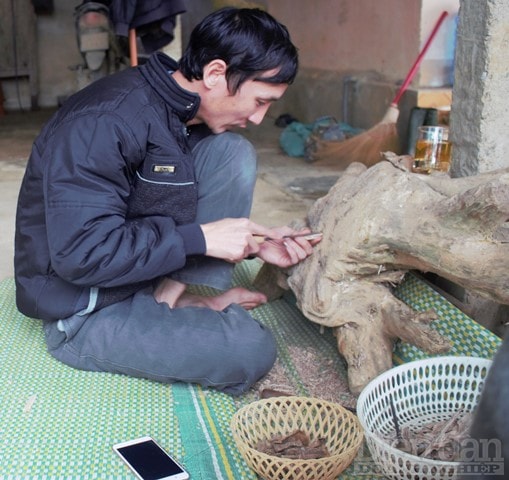 Nhiều người dân từ chỗ gieo, trồng chuyển sang chế tác dó trầm thành các kiệt tác “độc, lạ” để bán cho các thương lái.