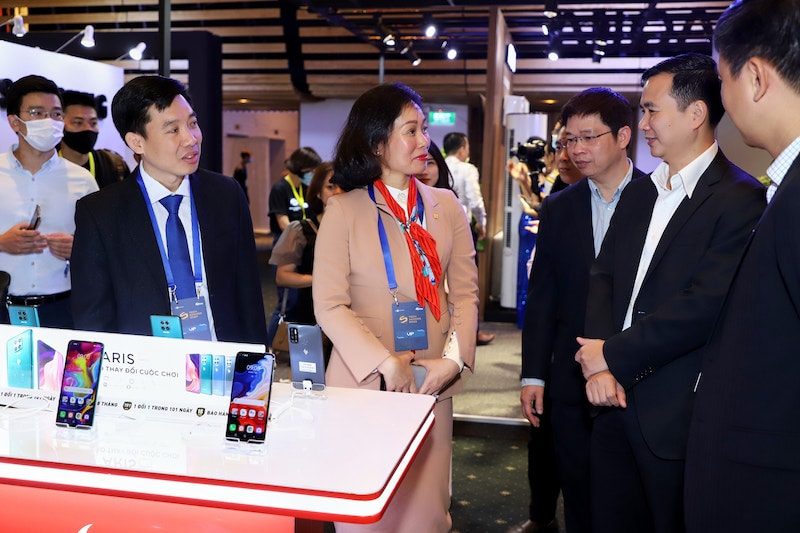 Sự kiện Tech Awards 2020 thu hút đông đảo thương hiệu lớn trong lĩnh vực công nghệ cùng tham gia trưng bày sản phẩm. VinSmart đã mang đến triển lãm năm nay nhiều sản phẩm mới là các tiện ích công nghệ phục vụ mọi gia đình. Nổi bật và thu hút sự quan tâm nhiều nhất là mô phỏng hệ thống nhà thông minh do VinSmart phát triển và điều khiển qua Google Home mini. Hệ thống gồm một bộ điều khiển trung tâm và các thiết bị kết nối gồm camera, cảm biến cửa, công tắc thông minh, chuông báo... Người dùng có thể điều khiển qua giọng nói dễ dàng.