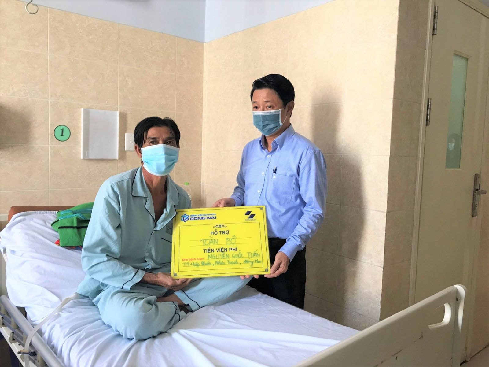 Ông Phạm Trần Hòa Hiệp – Trưởng ban Quản trị Tổng hợp Tổng công ty Sonadezi đến thăm và trao tiền hỗ trợ viện phí cho một bệnh nhân nghèo