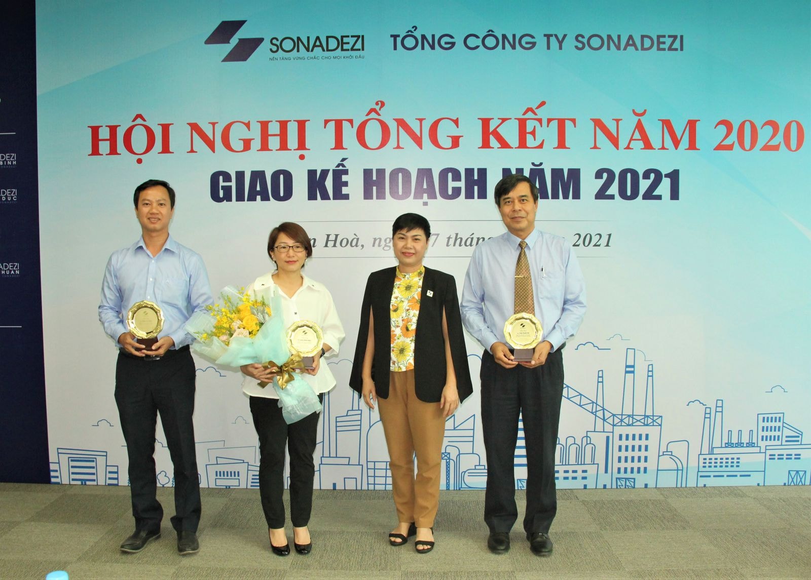 Bà Đỗ Thị Thu Hằng – Chủ tịch HĐQT Tổng công ty Sonadezi trao tặng phần thưởng cho nhóm người đại diện phần vốn của Sonadezi tại Công ty CP Sonadezi Long Bình