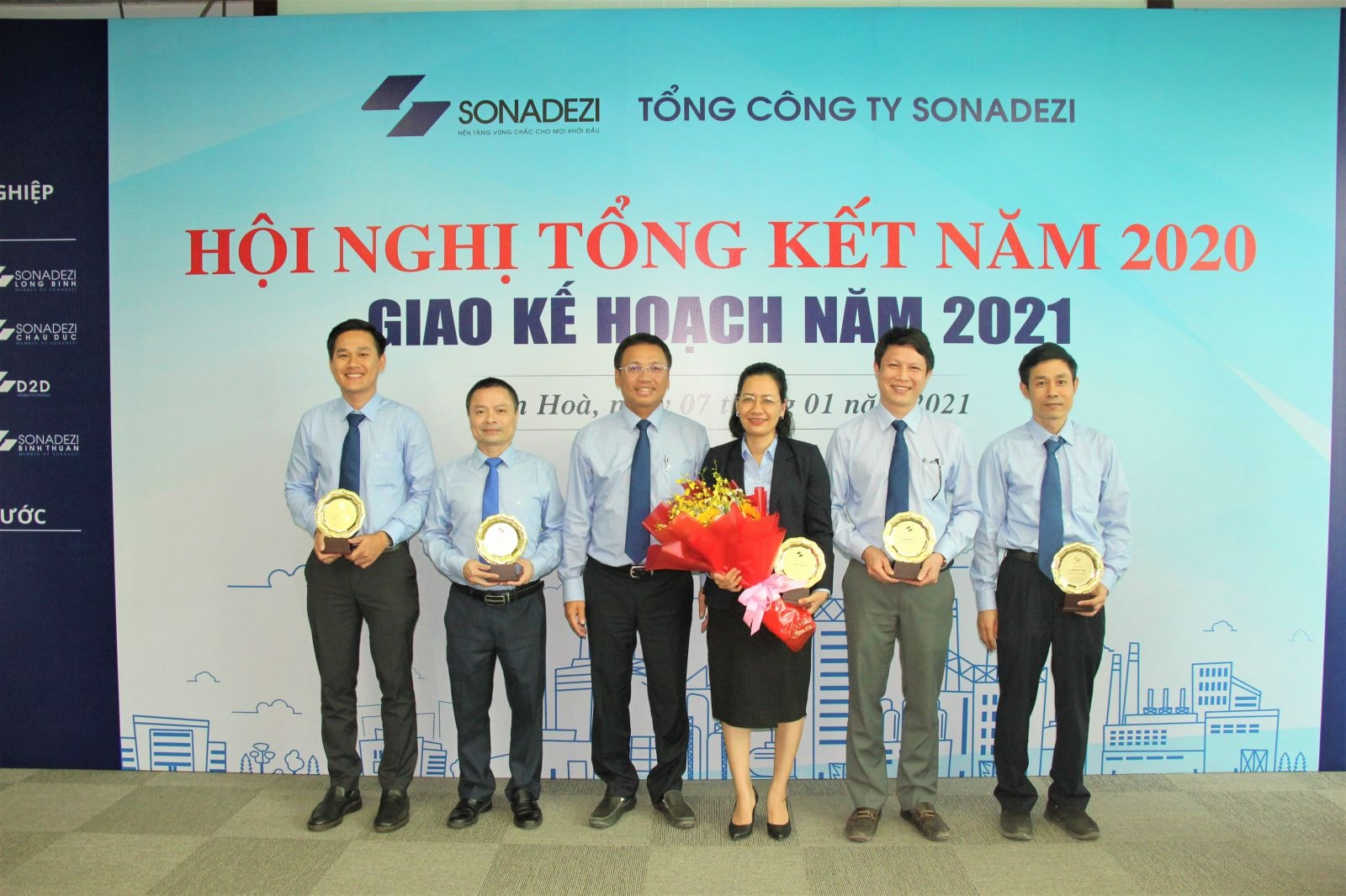 Ông Đinh Ngọc Thuận – Thành viên HĐQT, Phó TGĐ Tổng công ty Sonadezi trao tặng phần thưởng cho nhóm người đại diện phần vốn của Sonadezi tại Công ty CP Cấp nước Đồng Nai