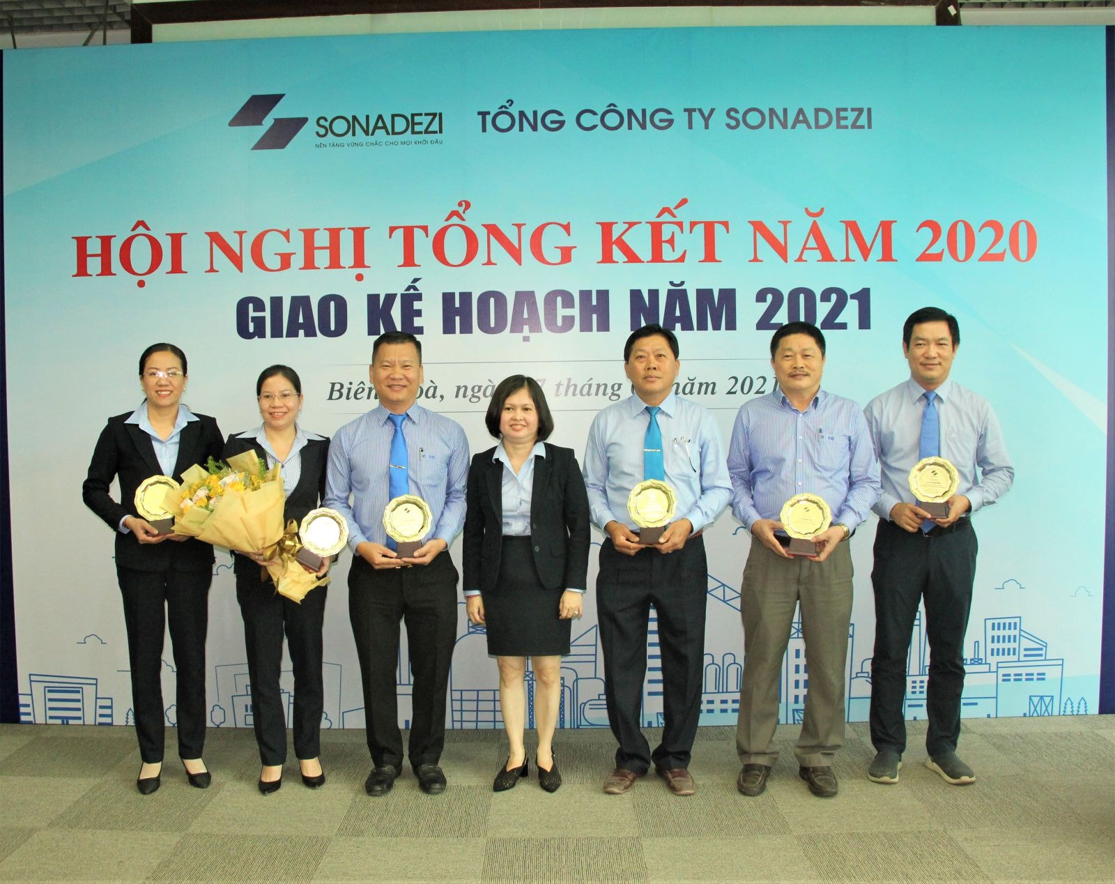 Bà Nguyễn Thị Hạnh – Thành viên HĐQT, Phó TGĐ Tổng công ty Sonadezi trao tặng phần thưởng cho nhóm người đại diện phần vốn của Sonadezi tại Công ty CP Phát triển Đô thị và Công nghiệp số 2