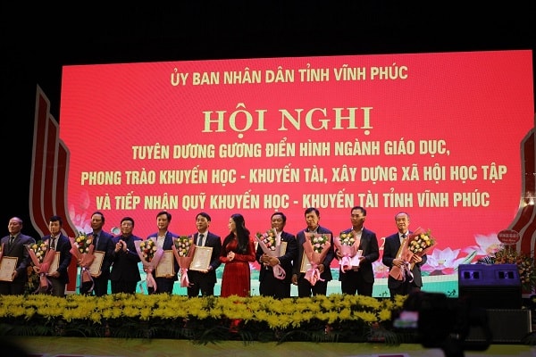 Các cá nhân và doanh nghiệp nhận bằng khen từ Ủy ban Nhân dân tỉnh Vĩnh Phúc cho những đóng góp to lớn đối với ngành giáo dục của tỉnh. 