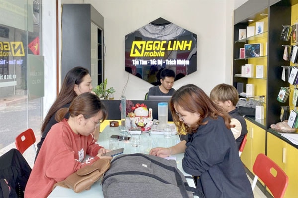 Anh Nguyễn Văn Thịnh (giữa) - chàng trai 9X từ xe ôm, bưng bê đã trở thành ông chủ thương hiệu Ngọc Linh Mobile