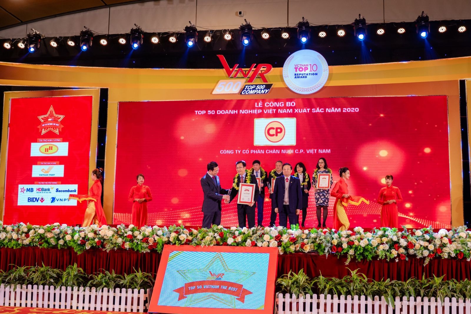 Ông Vũ Anh Tuấn -PTGĐ, C.P. Việt Nam nhận chứng nhận Top 50 doanh nghiệp xuất sắc Việt Nam 2020