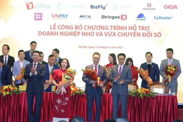 Phó Thủ tướng Chính phủ Vũ Đức Đam tặng hoa chúc mừng các doanh nghiệp được chọn cho Chương trình hỗ trợ các doanh nghiệp SME chuyển đổi số.