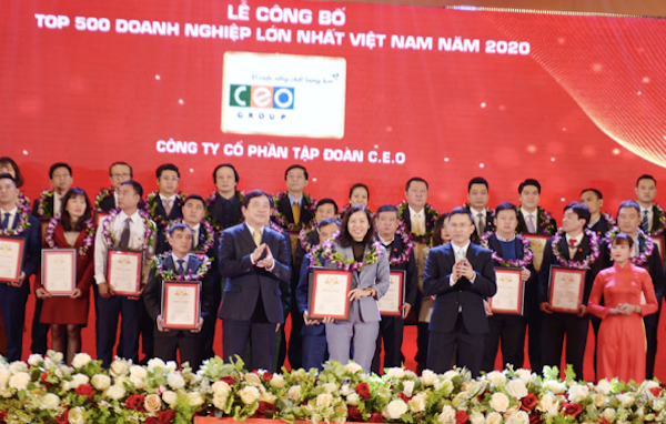 Phó Tổng Giám đốc Phan Lê Mỹ Hạnh đại diện Tập đoàn CEO nhận Chứng nhận Top 500 Doanh nghiệp lớn nhất Việt Nam 2020