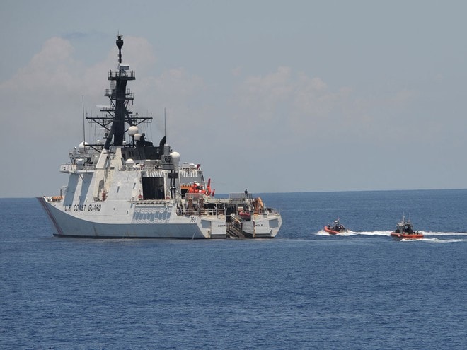 Tàu tuần duyên Mỹ USCGC Bertholf tập trận cùng lực lượng Philippines ở Biển Đông vào tháng 5.2019. Ảnh: AFP