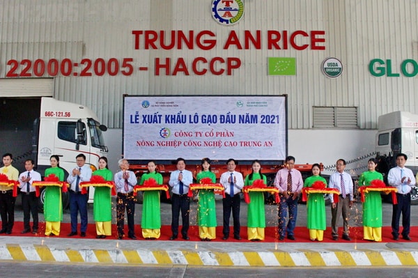 Thứ trưởng Bộ NN&PTNT Lê Quốc Doanh cùng các đại biểu thực hiện nghi thức cắt băng xuất khẩu lô gạo đầu tiên năm 2021.