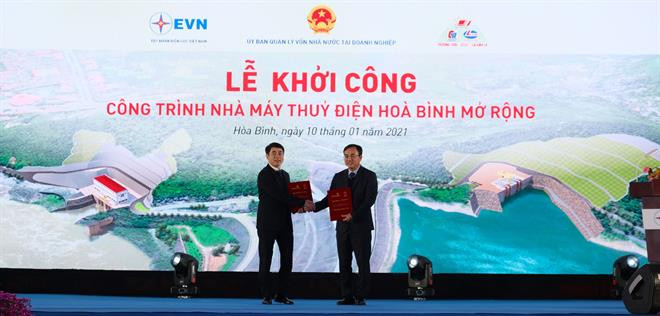 Ông Nghiêm Xuân Thànhp/Chủ tịch HĐQT Vietcombank (bên trái) trao hợp đồng tín dụng tài trợ dự án nhà máy Thuỷ điện Hòa Bình mở rộng của EVN