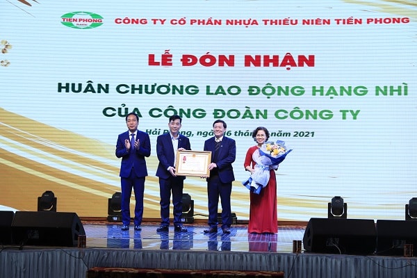 Công đoàn Nhựa Tiền Phong đón nhận Huân chương lao động hạng Nhì do Nhà nước trao tặng