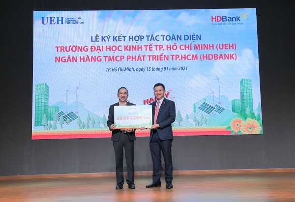 Ông Trần Văn Hướng (phía tay phải) – Phó GĐ Khối KHDN – đại diện HDBank trong học bổng cho sinh viên Trường ĐH Kinh tế TP.HCM