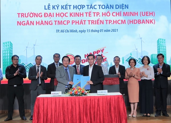 Ông Phạm Quốc Thanh – Tổng giám đốc HDBank và GS.TS Sử Đình Thành – Hiệu trưởng Trường ĐH Kinh tế TP.HCM đại diện 2 bên ký hợp tác toàn diện