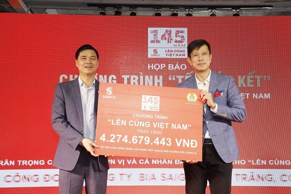 Tổng Giám đốc Sabeco trao biểu trưng số tiền hỗ trợ công nhân trong 