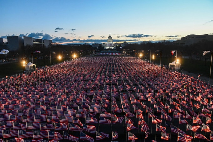 Cờ được cắm tại công viên National Mall, phía trước Đồi Capitol, sáng 20/1. Ảnh: AFP.