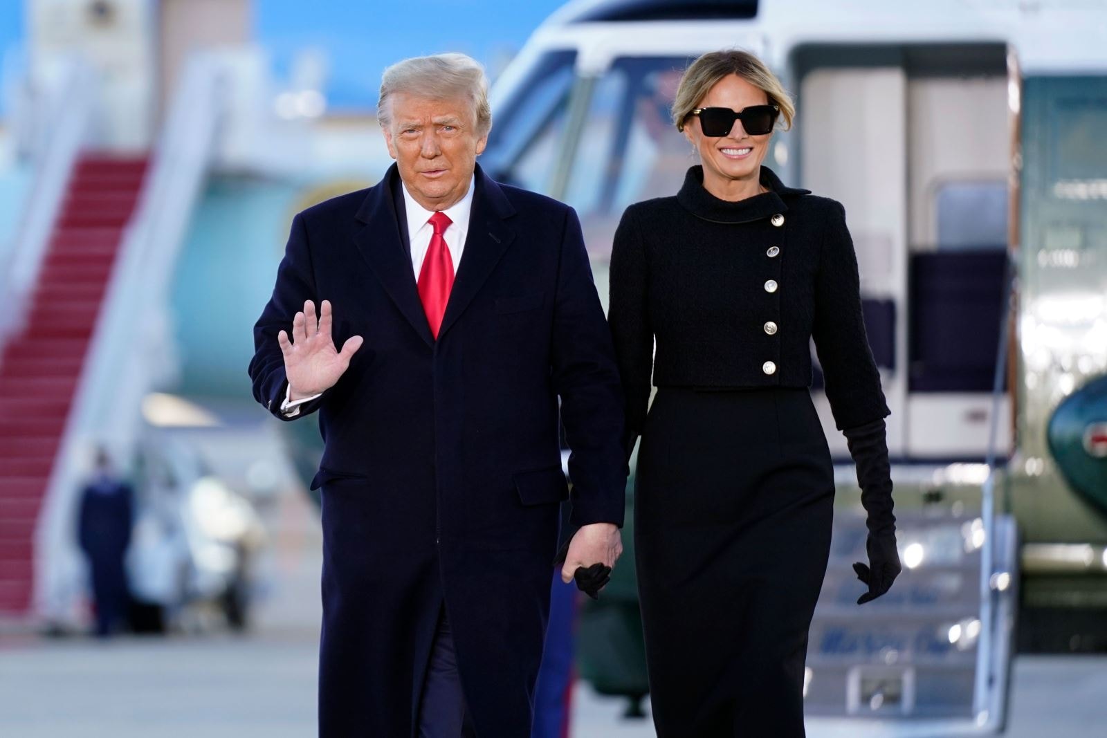 Tổng thống Donald Trump và Đệ nhất phu nhân Melania chào từ biệt tại Sân bay quân sự St. Andrews. Ảnh: AP