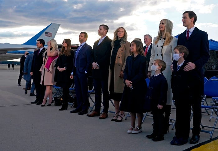 Ivanka Trump (thứ 2 R), chồng Jared Kushner (R), các con của họ, Eric (CR) và Donald Jr. (CR) và các thành viên gia đình Trump đứng trên đường băng tại Căn cứ chung Andrews ở Maryland khi họ đến chàoTổng thống Mỹ Donald Trump khởi hành ngày 20/01/2021.