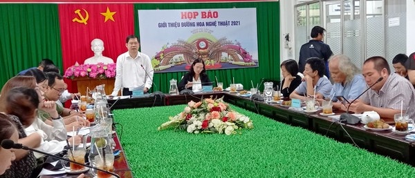 Giám đốc Sở VH-TT-DL Cần Thơ cho biết đường hoa năm nay được thực hiện với chiều dài 240 m, ngang 20m.