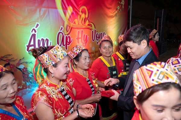 Ông Chu Văn Phương, Thành viên HĐQT, Tổng Giám đốc Công ty CP Nhựa Thiếu niên Tiền Phong phát lì xì cho bà con dân bản