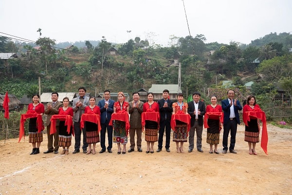 Lãnh đạo Nhựa Tiền Phong, lãnh đạo huyện Tương Dương và các quan khách cắt băng khánh thành cầu Xốp Kha