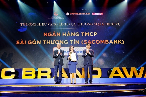 Bà Nguyễn Đức Thạch Diễm - Thành viên HĐQT kiêm Tổng giám đốc Sacombank nhận Cúp Thương hiệu vàng TP.HCM.