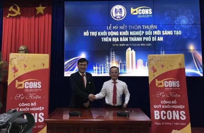 Ông Ngô Lưu Bình (bên trái), Tổng Giám đốc Bcons ký kết Biên bản thỏa thuận hỗ trợ hoạt động khởi nghiệp đổi mới sáng tạo với lãnh đạo TP. Dĩ An (Ảnh: Congthuong.vn)