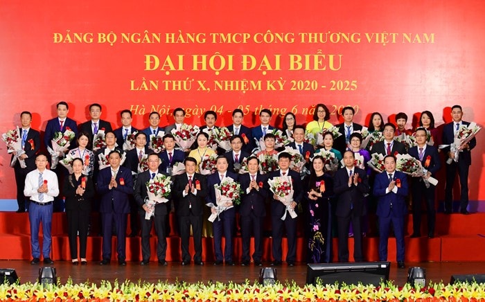 Đồng chí Y Thanh Hà Niê Kđăm - Ủy viên Dự khuyết Ban Chấp hành (BCH) Trung ương Đảng, Bí thư Đảng ủy Khối Doanh nghiệp Trung ương, cùng các đồng chí Lãnh đạo tặng hoa chúc mừng BCH Đảng bộ Ngân hàng TMCP Công Thương Việt Nam khóa X, nhiệm kỳ 2020 – 2025