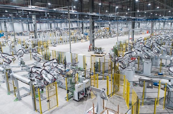 “Binh đoàn” Robot tại nhà máy ô tô VinFast.