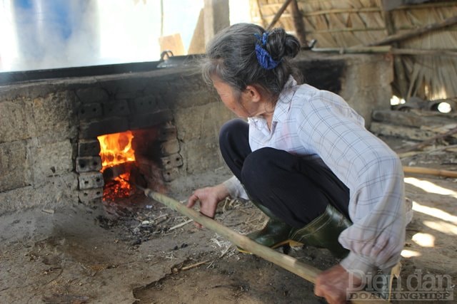 Trong toàn bộ quá trình nấu, công đoạn “keo mật” là phức tạp và mất thời gian nhất. Bởi khi đó, người nấu phải liên tục đảo mật sao cho mật trong chảo được trộn đều. Trong thời gian này, người nấu phải đảm bảo lửa trong lò cháy lớn và đều.