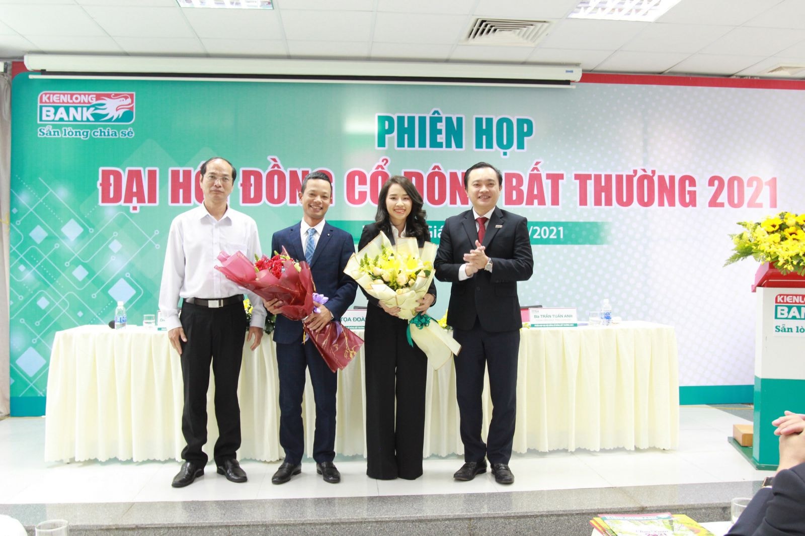 Lãnh đạo NHNN VN CN Kiên Giang cùng Ông Lê Khắc Gia Bảo - Chủ tịch HĐQT Kienlongbank tặng hoa chúc mừng Thành viên HĐQT Kienlongbank nhiệm kỳ 2018 – 2022