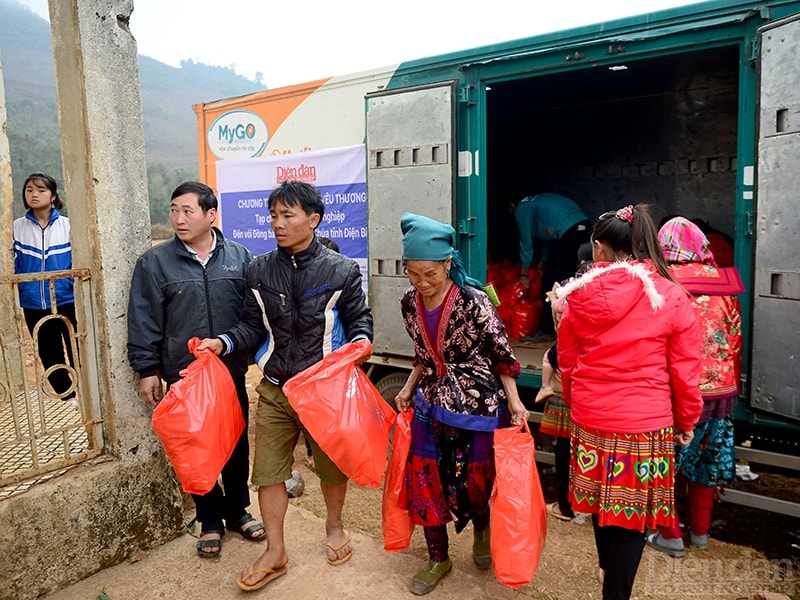 Bà con xã Xá Nhè giúp đoàn công tác chuyển hàng