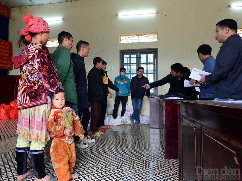 Bé cùng mẹ đi nhận quà Tết.