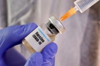 Bao giờ Việt Nam có thể tiêm vaccine phòng COVID-19 đại trà?