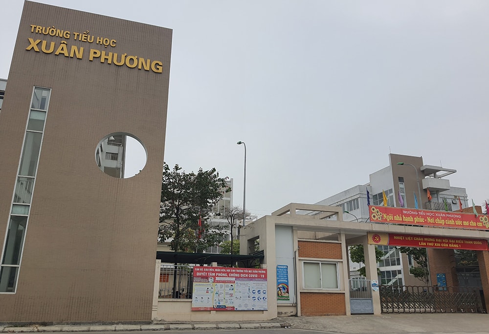 Trường Tiểu học Xuân Phương trong buổi sáng 30/1. Ảnh: Võ Hải.